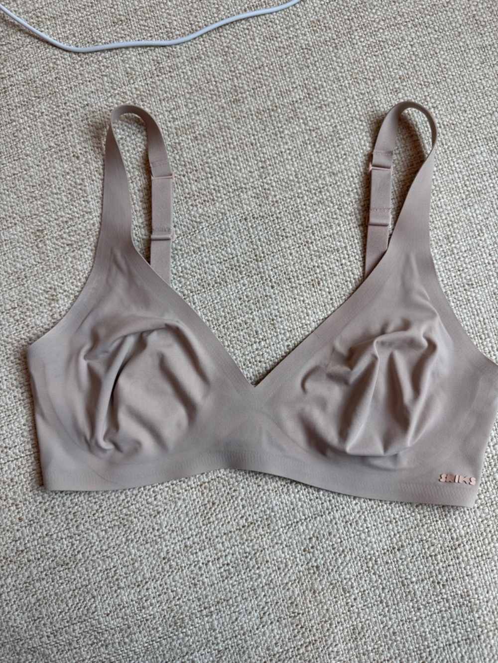 SKIMS Naked Plunge Bralette NWOT, Wireless, Nude, Size Small - Picture 3 of 12